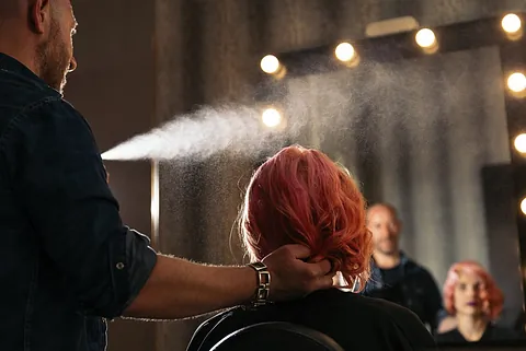 coiffeur laque des cheveux